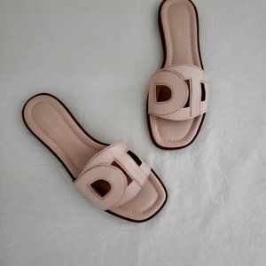 DELLA TERRA VEGAN FLAT SQUARE TOE SLIDES CREAM  SIZE 8.5